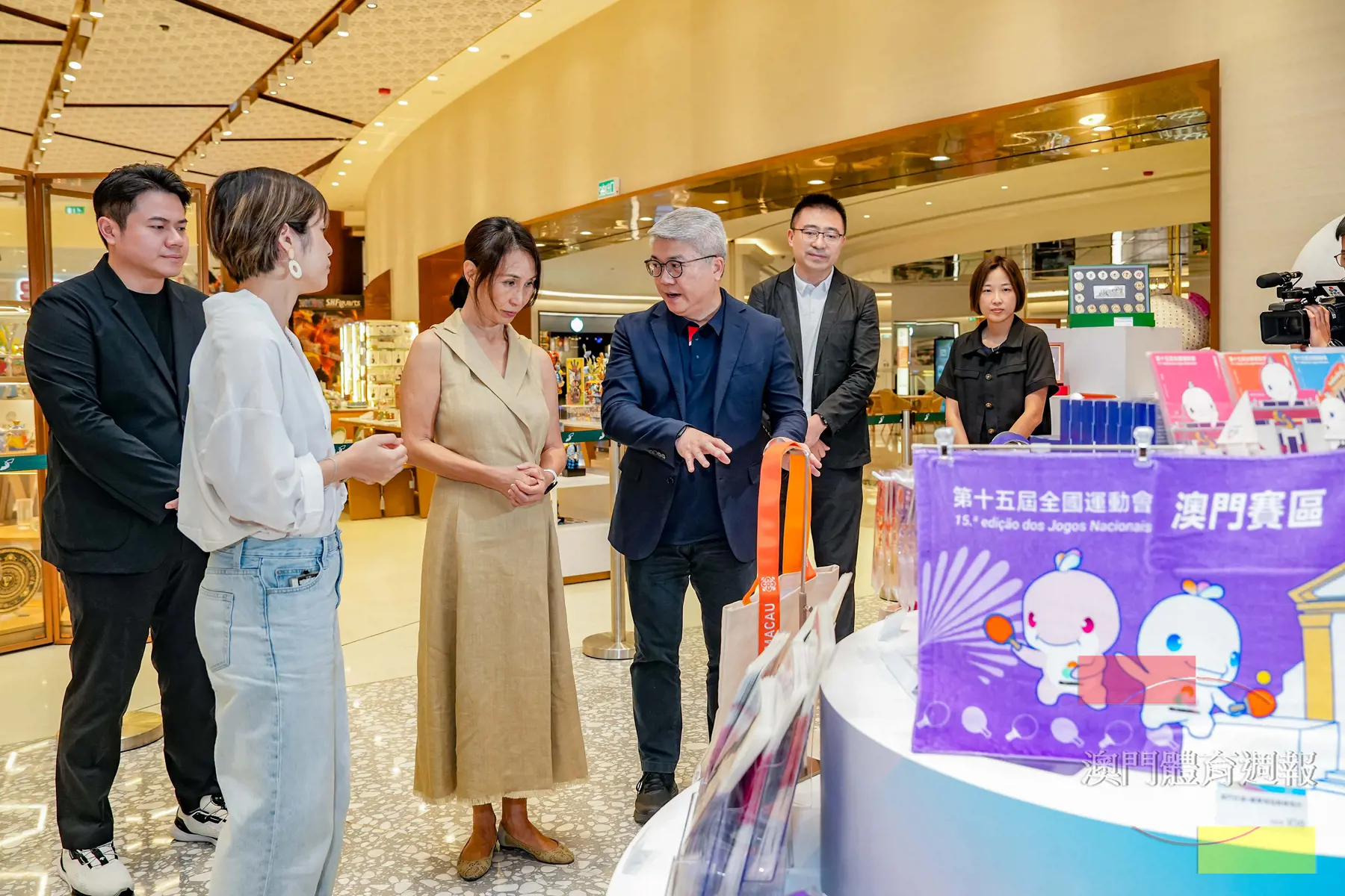 嘉賓一同觀看各款商品 - 複製.jpg